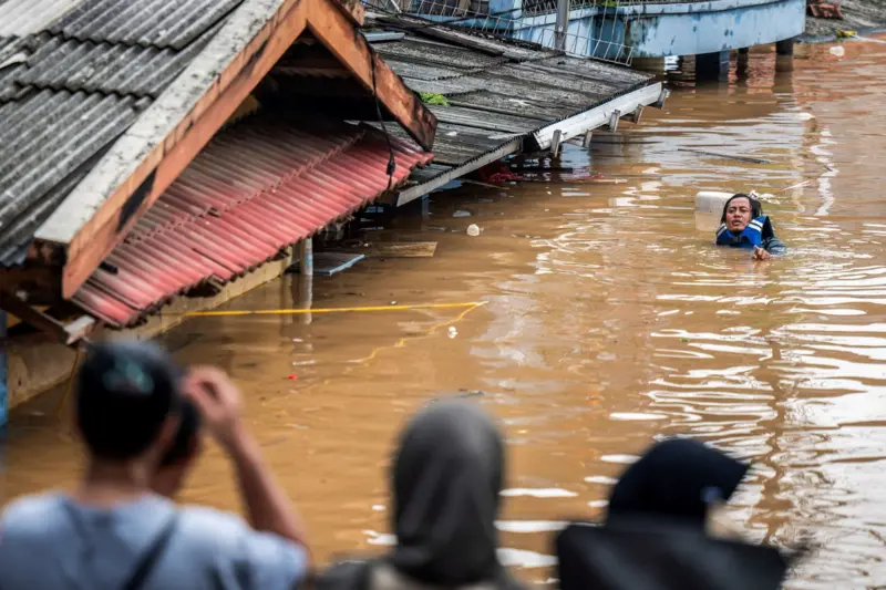 Banjir 'lumpuhkan' Bekasi, ribuan rumah terendam di Tangsel dan Jakarta, warga terdampak diungsikan – 'Semua habis, air merendam rumah saya'