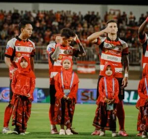 Dari MIQI Darus Salam ke Stadion, Izza Adilla Rahman Jadi Player Escort Madura United FC