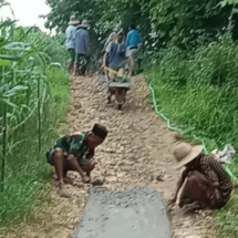 Tak Kunjung diperbaiki Pemerintah Desa, Masyarakat Perbaiki Jalan Dengan Cara Sumbangan