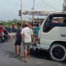 Traffic Light Mati di Persimpangan JLS, Kecelakaan Maut Antara Truck dan Motor Tewaskan Satu Orang