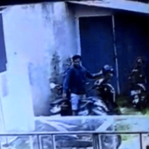 CCTV Perumahan Puri Sampang Memperlihatkan Kejadian Helm Hilang di Siang Hari