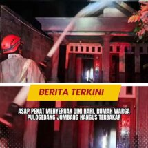 Asap Pekat Menyeruak Dini Hari, Rumah Warga Pulogedang Jombang Hangus Terbakar