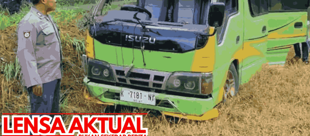 Hindari Motor, Isuzu Elf Rombongan Takziah Terperosok ke Sawah di Tuban, Satu Penumpang Tewas