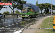 Tumpahan Cairan Diduga Zat Kimia Bikin Jalan Licin dan Berasap di JLU Barat Lamongan