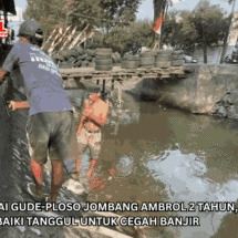 Tanggul Sungai Gude-Ploso Jombang Ambrol 2 Tahun, Warga Patungan Perbaiki Tanggul untuk Cegah Banjir