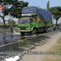 Tumpahan Cairan Diduga Zat Kimia Bikin Jalan Licin dan Berasap di JLU Barat Lamongan