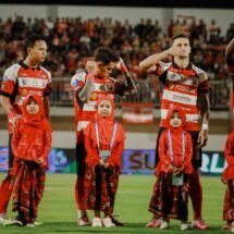 Dari MIQI Darus Salam ke Stadion, Izza Adilla Rahman Jadi Player Escort Madura United FC